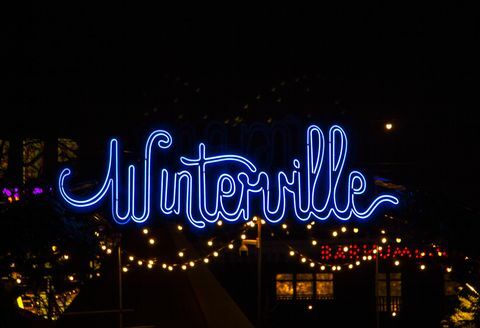 Vista nocturna del letrero de neón de Winterville, la festiva feria navideña de Londres en Clapham Common, 22/12/2017