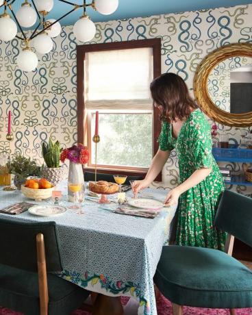 michelle gage poniendo la mesa