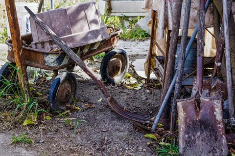 Herramientas y equipos de jardinería oxidados