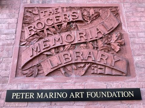 la fundación de arte peter marino se encuentra en la biblioteca original rogers memorial en southampton, nueva york