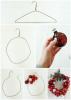 Cómo hacer una corona navideña con una percha de alambre