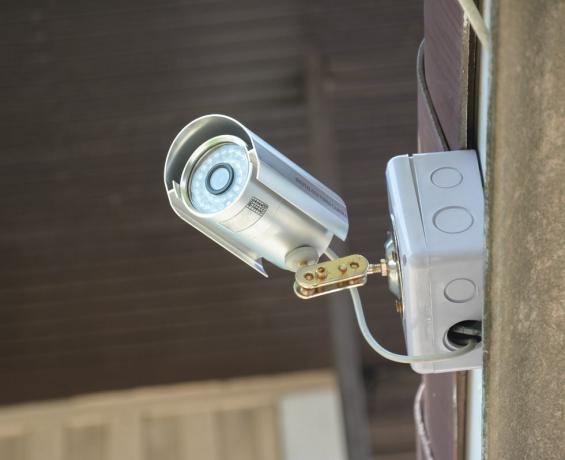 cámara de seguridad plateada o cctv en casa