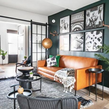 sala de estar verde con sofá de cuero naranja