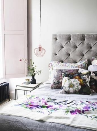 dormitorio contemporáneo con terciopelo y flores