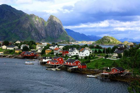 Cabañas rojas en Reine, Noruega