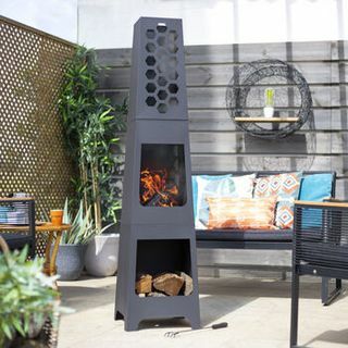 Chimenea De Nido De Abeja Con Tienda De Madera