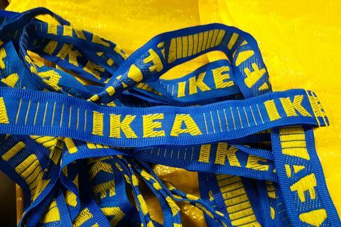 El logotipo de ikea se ve en la bolsa de compras de ikea en cracovia, polonia, el 18 de septiembre de 2019 foto de beata zawrzelnurphoto