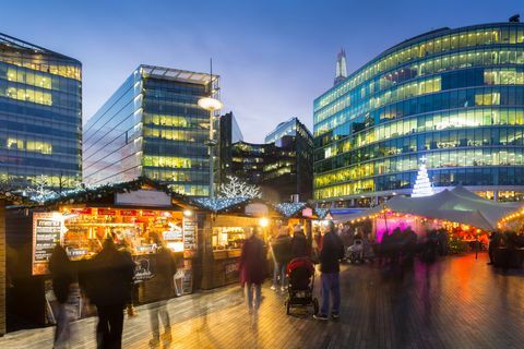 Mercado de Navidad, The Scoop y la parte superior de The Shard, South Bank, Londres, Inglaterra, Reino Unido, Europa