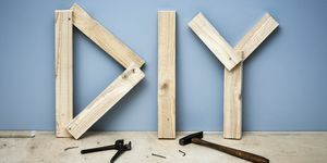 Tablas de madera que forman las letras DIY para 'Do It Yourself'