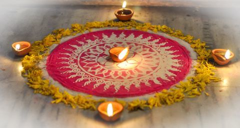 Diyas decoradas en Rangoli durante Diwali