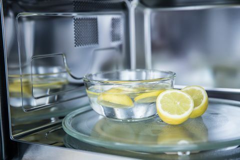 un método de limpieza en un horno microondas con agua y limón