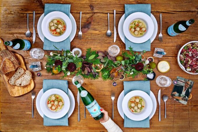 una mesa está llena de comida