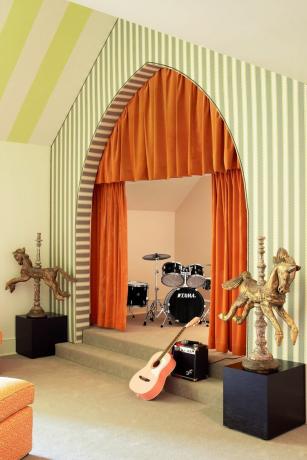 Este escenario con cortinas, diseñado por Phillip Sides, añade dramatismo a todo, desde prácticas de guitarra hasta producciones espontáneas.