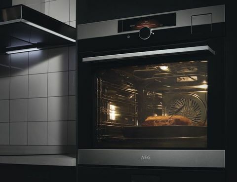 El nuevo horno eléctrico Sensecook Pyro BPK842720M de AEG, £ 1,049, tiene un innovador Foodsensor para un control preciso