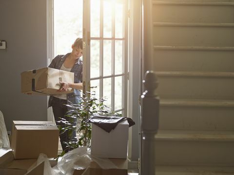 y una mujer que lleva una caja de embalaje a su nuevo hogar.