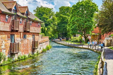 Paseo junto al río en la ciudad de Winchester, Inglaterra