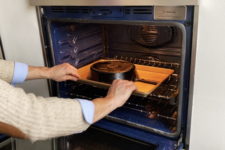 poner la sartén en el horno