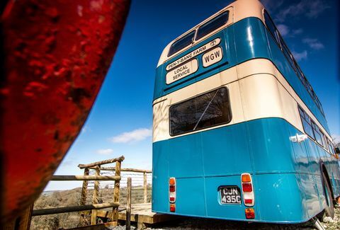 Hospédese en un antiguo autobús Double Decker convertido en el campo galés