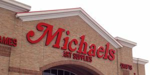 Michael's Art Supplies hace manualidades para firmar