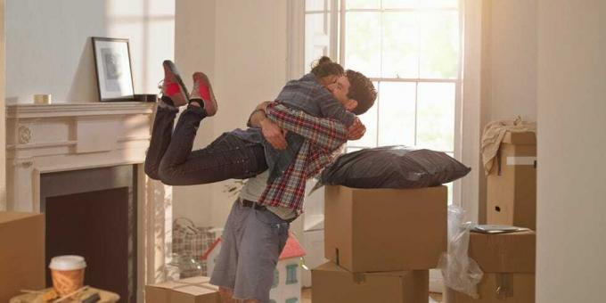 una pareja celebrando mudarse a un nuevo hogar