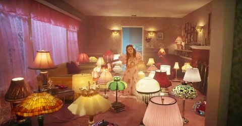 la sala del video musical "de una vez" de selena gomez, que está lleno de lámparas estilo tiffany