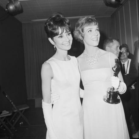 Audrey Hepburn y Julie Andrews con Oscar