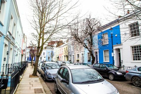 Coloridas viviendas unifamiliares en la ciudad de Londres.