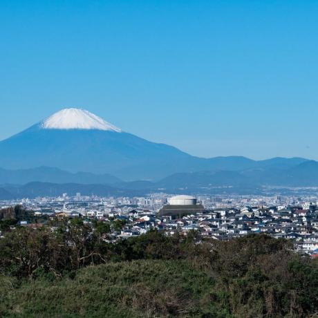 Monte cubierto de nieve. Fuji y el distrito residencial en la prefectura de Kanagawa de Japón