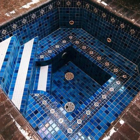 bañera de hidromasaje cubierta de azulejos azules