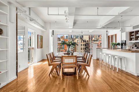 cocina abierta y comedor con vistas a manhattan