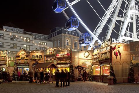 Mercado navideño y noria en el casco antiguo de Dusseldorf.