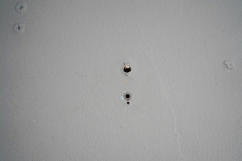 pequeños taladros en una pared