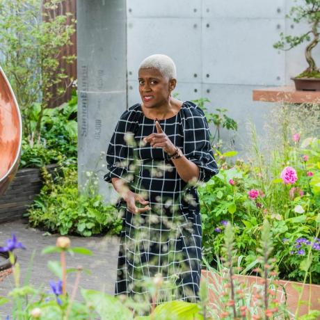 t9j5a8 londres, reino unido 19 de mayo de 2019 arit anderson de la bbc en el espacio para crecer, the silent pool gin garden press preview day at the rhs chelsea flower show credit guy bellalamy live news