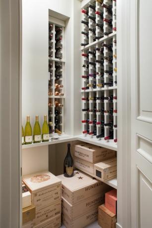 un estante con botellas de vino