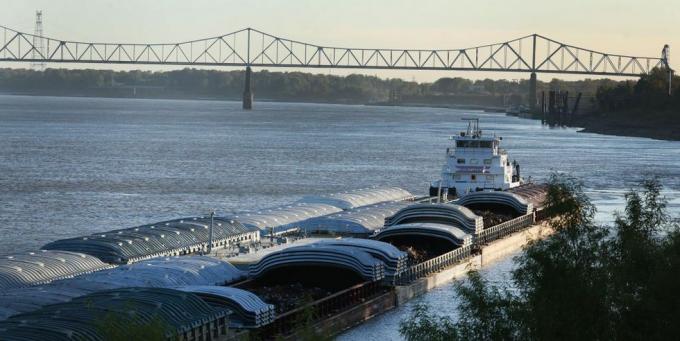 La sequía en la cuenca del río Mississippi ralentiza el vital tráfico de barcazas.