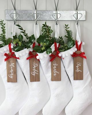 Calcetín de Papá Noel blanco puro con etiqueta de madera personalizada