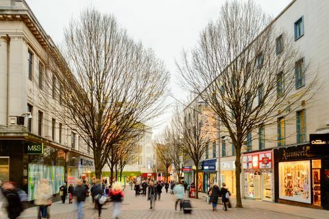 Marks and Spencer y otras tiendas en Albert Street, Nottingham