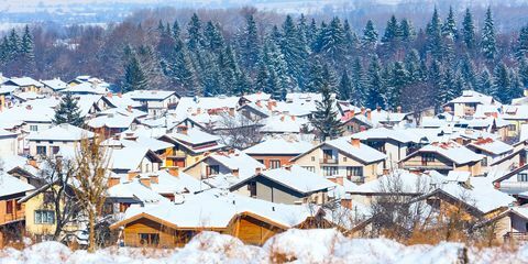 Panorama de casas con techos de nieve en la estación de esquí búlgara Bansko