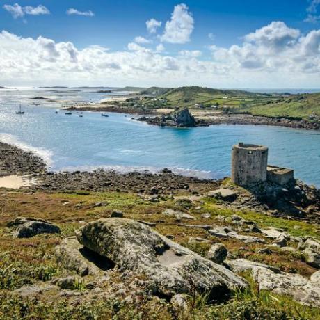 vista a través de la costa de tresco en las islas de scilly, tomada el 3 de octubre de 2013 un fuerte del siglo xvii conocido como el castillo de cromwell es visible en primer plano foto de james patersonn photo magazinefuture via getty imágenes