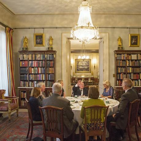 el príncipe de gales, patrón, la asociación de luchadores de la batalla de gran bretaña, y la duquesa de cornualles organizan un té para veteranos, viudas y miembros de la batalla de la asociación de luchadores británicos, clarence house, londonhere, el líder del escuadrón dick summers entretiene la mesa y la duquesa 06 de septiembre de 2016imagen de jack colina