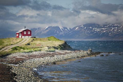 Casa roja junto a un fiordo en el norte de Islandia