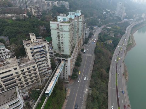 El tren ligero pasa a través del edificio residencial en Chongqing