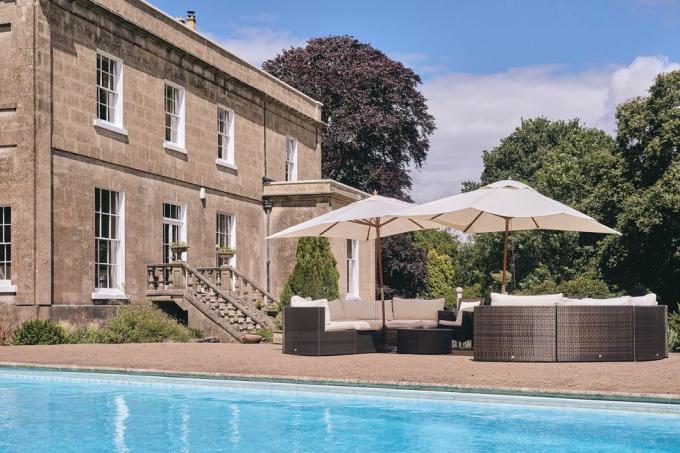 piscina del patio trasero en la mansión inglesa