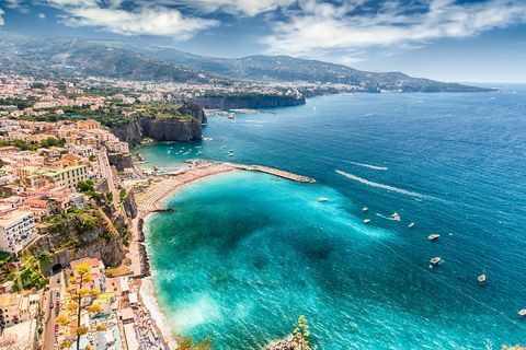 Vista de alto ángulo del mar contra el cielo nublado