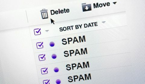 Pantalla de la computadora, que muestra una cuenta de correo electrónico llena de spam