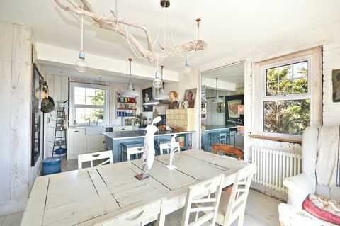Casa costera con interiores inspirados en la playa en la cocina