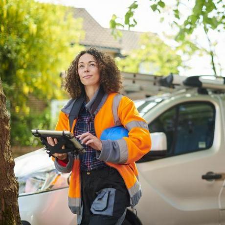 ingeniera de calefacción femenina llega al trabajo