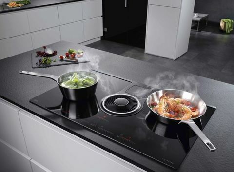 La nueva gama Mastery de AEG incluye el Combohob IDK84451IB, £ 2,699, que combina una placa de inducción y un extractor integrado en uno. Con la tecnología Hob2hood, también controla intuitivamente la potencia de extracción para que coincida con su cocina.