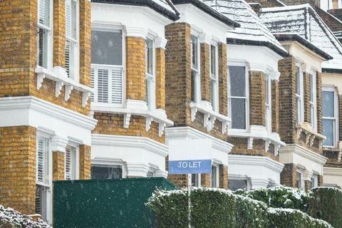 Para permitir que se muestre el cartel fuera de las casas con terraza durante las nevadas alrededor de la zona del extremo en cuclillas en el norte de Londres