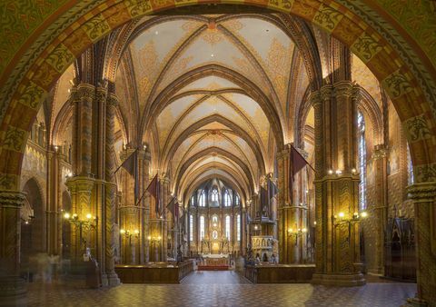 Interior de la iglesia de Matías, Hungría, Budapest